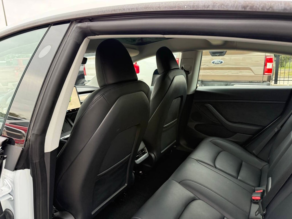 Tesla Model 3 Vehicle Full-screen Gallery Image 12