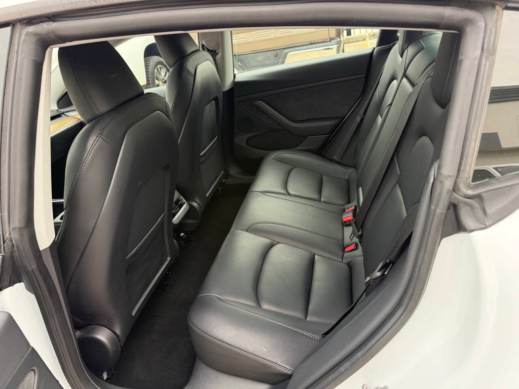 Tesla Model 3 Vehicle Full-screen Gallery Image 13