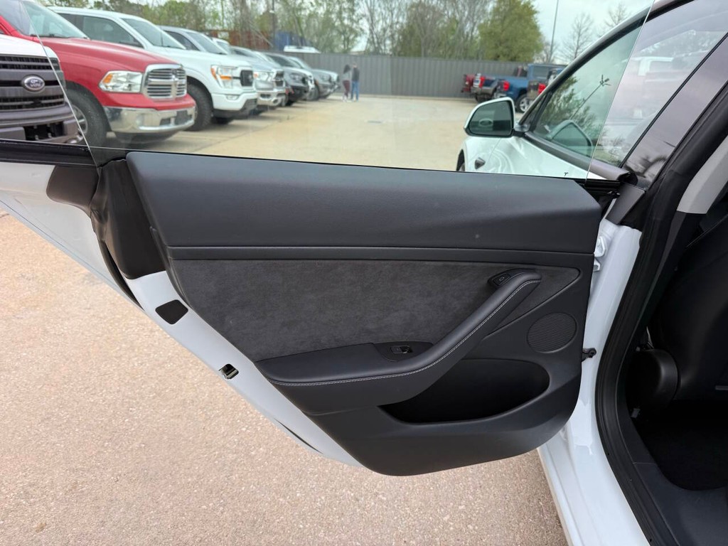 Tesla Model 3 Vehicle Full-screen Gallery Image 14