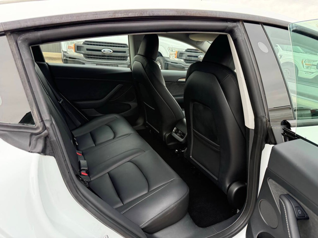 Tesla Model 3 Vehicle Full-screen Gallery Image 15