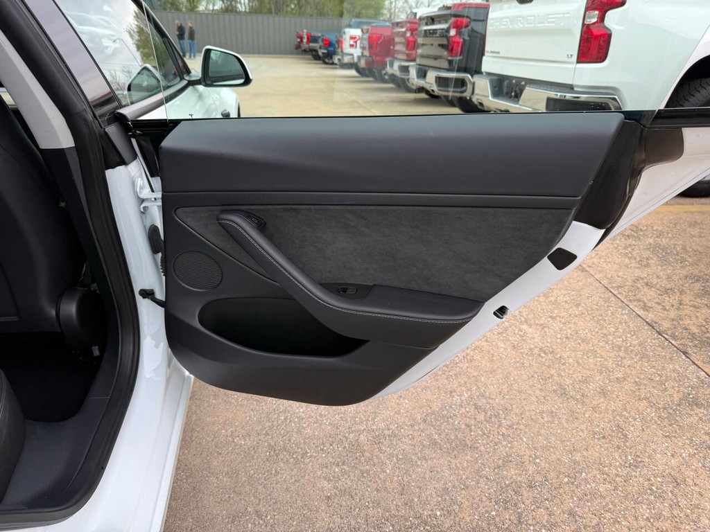 Tesla Model 3 Vehicle Full-screen Gallery Image 16