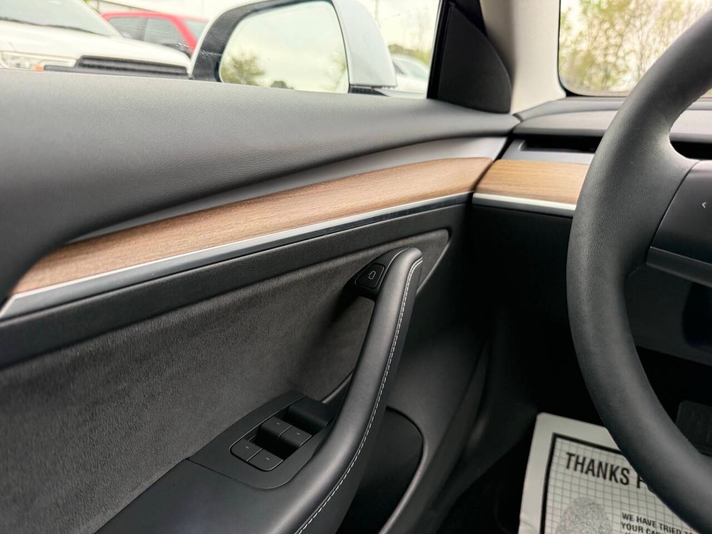 Tesla Model 3 Vehicle Full-screen Gallery Image 30