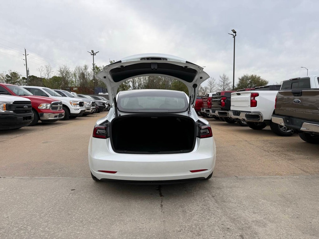 Tesla Model 3 Vehicle Full-screen Gallery Image 35