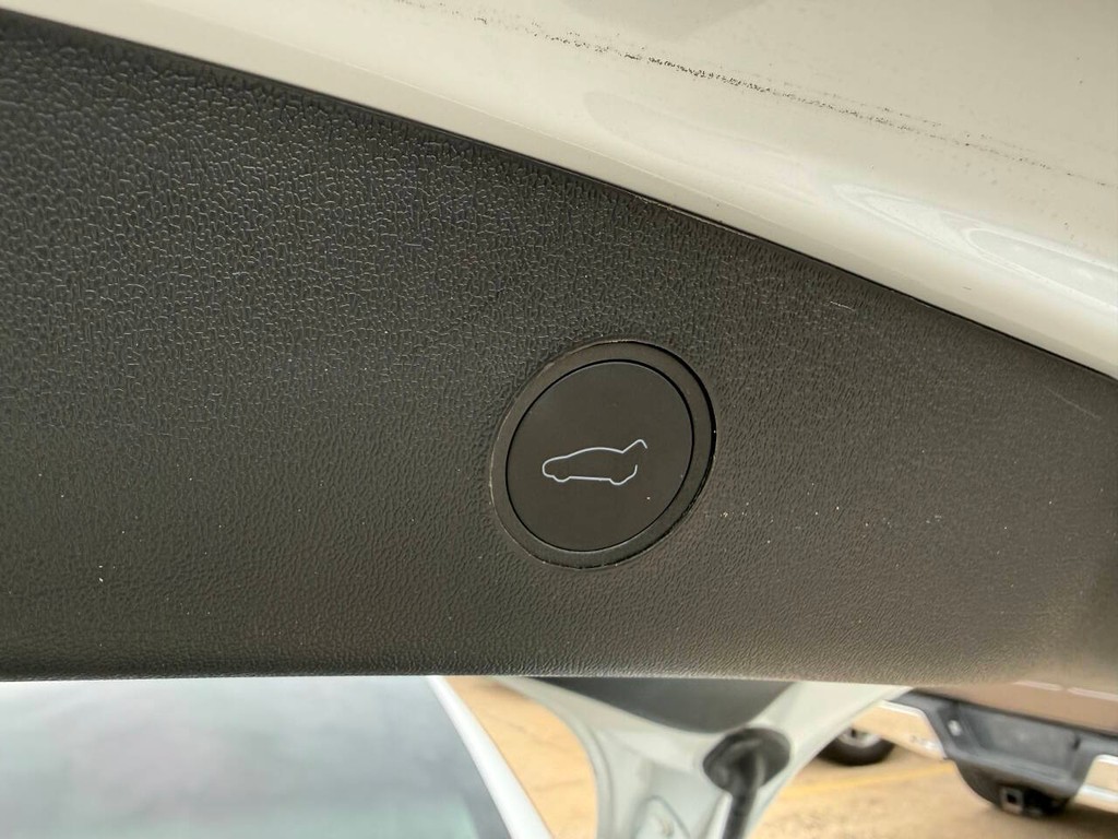 Tesla Model 3 Vehicle Full-screen Gallery Image 36