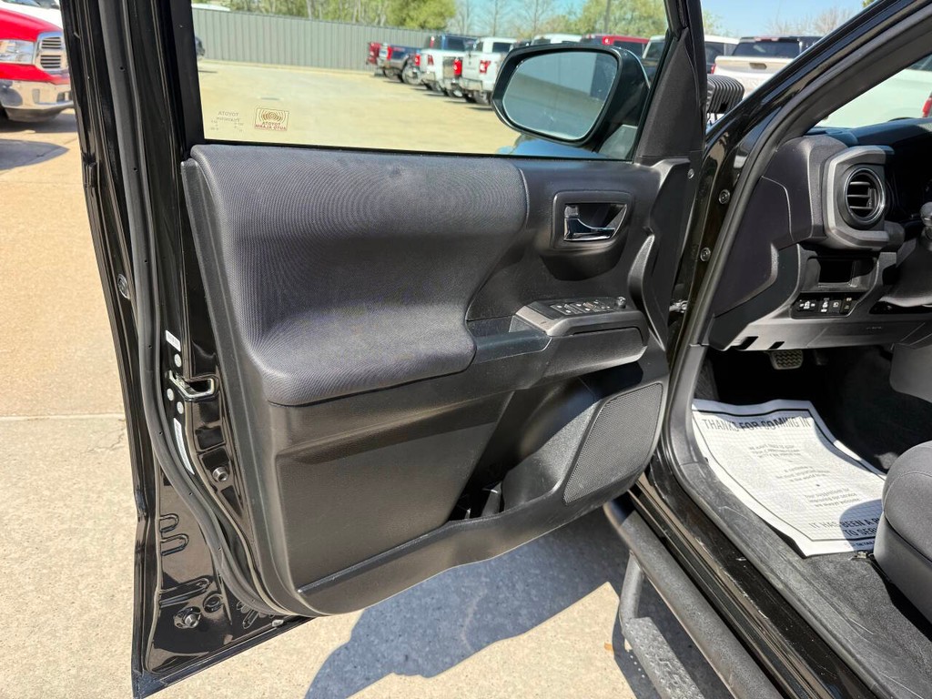 Toyota Tacoma 2WD Vehicle Full-screen Gallery Image 08