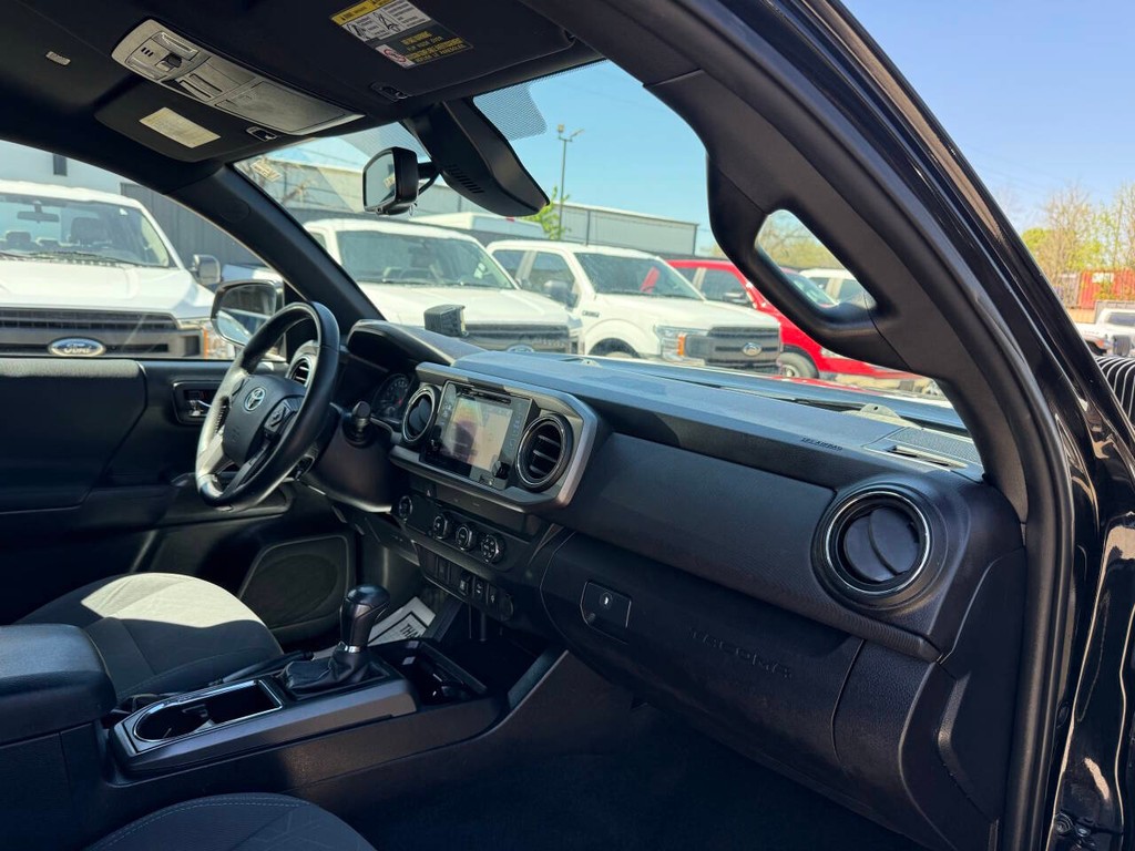 Toyota Tacoma 2WD Vehicle Full-screen Gallery Image 09