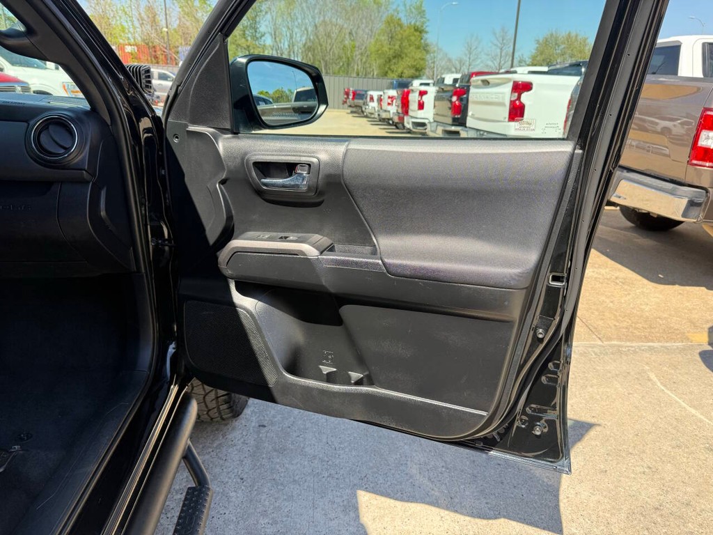 Toyota Tacoma 2WD Vehicle Full-screen Gallery Image 11