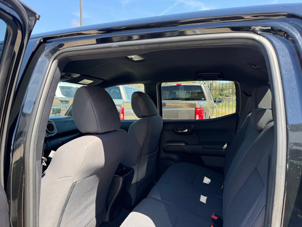 Toyota Tacoma 2WD Vehicle Full-screen Gallery Image 12