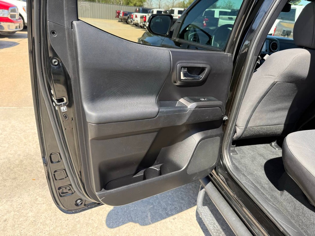 Toyota Tacoma 2WD Vehicle Full-screen Gallery Image 14