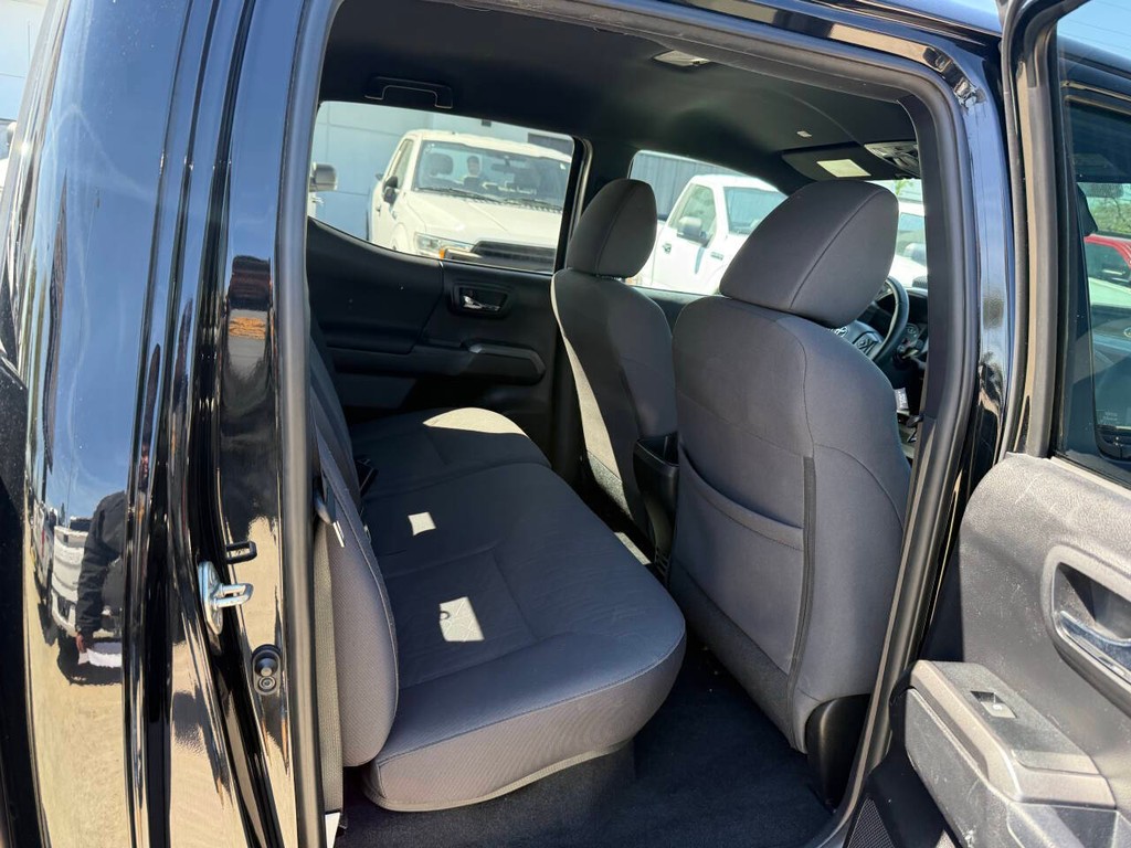 Toyota Tacoma 2WD Vehicle Full-screen Gallery Image 15