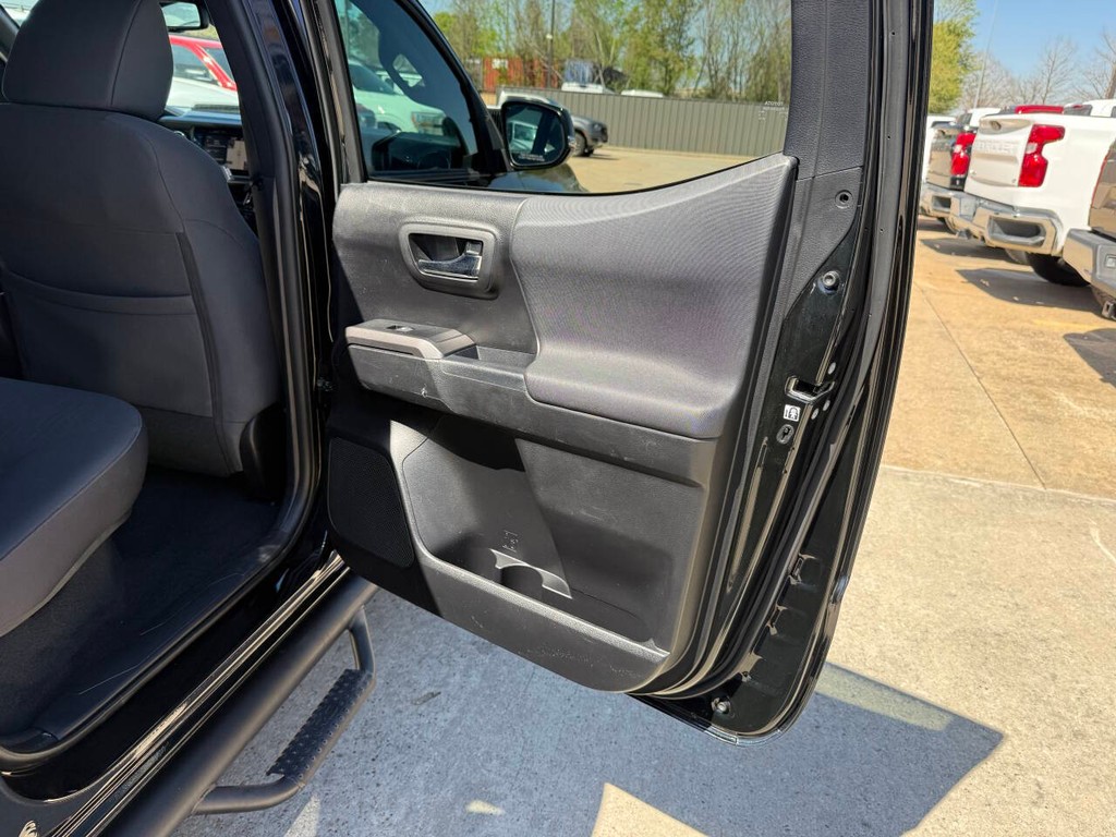 Toyota Tacoma 2WD Vehicle Full-screen Gallery Image 16