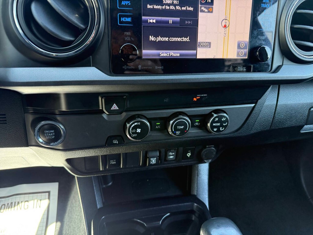 Toyota Tacoma 2WD Vehicle Full-screen Gallery Image 27