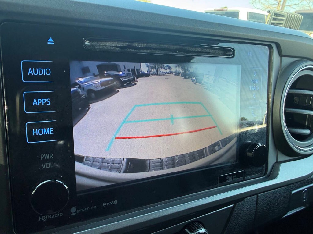 Toyota Tacoma 2WD Vehicle Full-screen Gallery Image 28