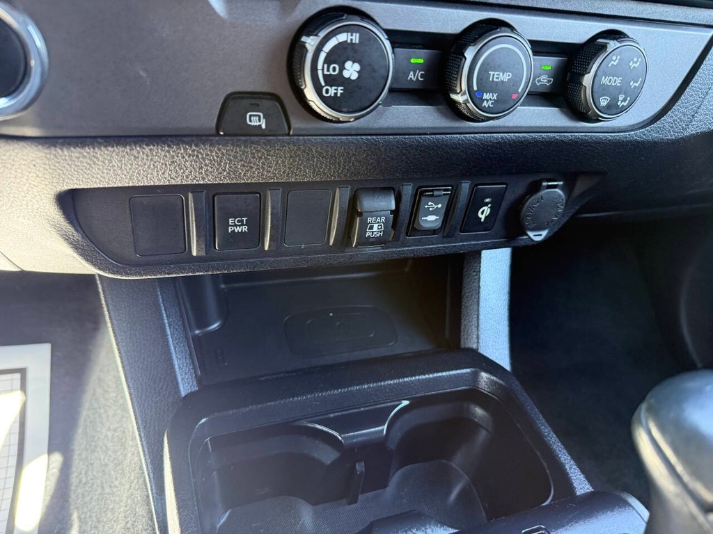 Toyota Tacoma 2WD Vehicle Full-screen Gallery Image 29