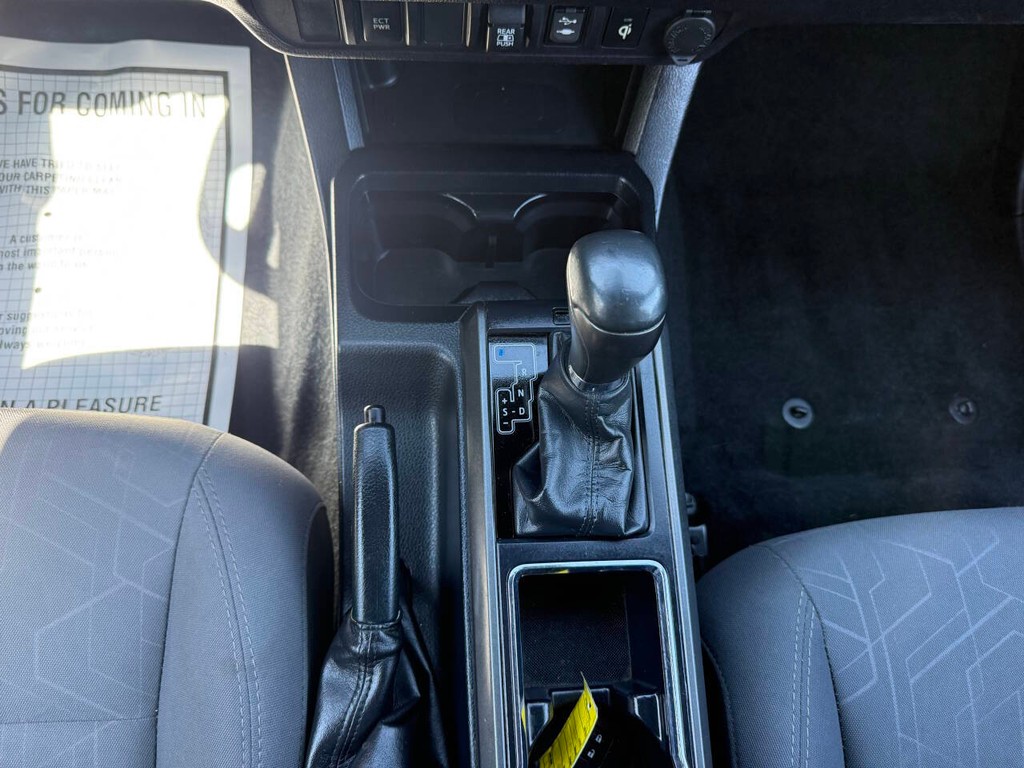 Toyota Tacoma 2WD Vehicle Full-screen Gallery Image 30