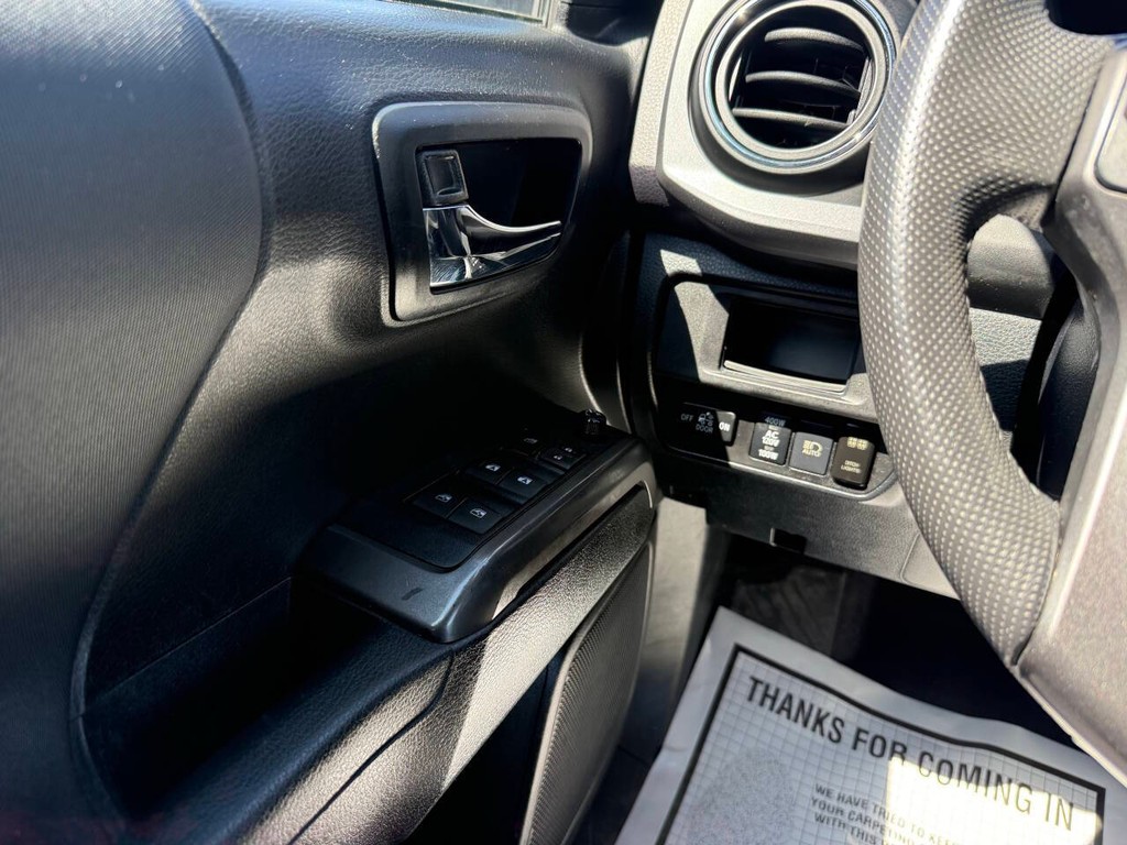 Toyota Tacoma 2WD Vehicle Full-screen Gallery Image 31