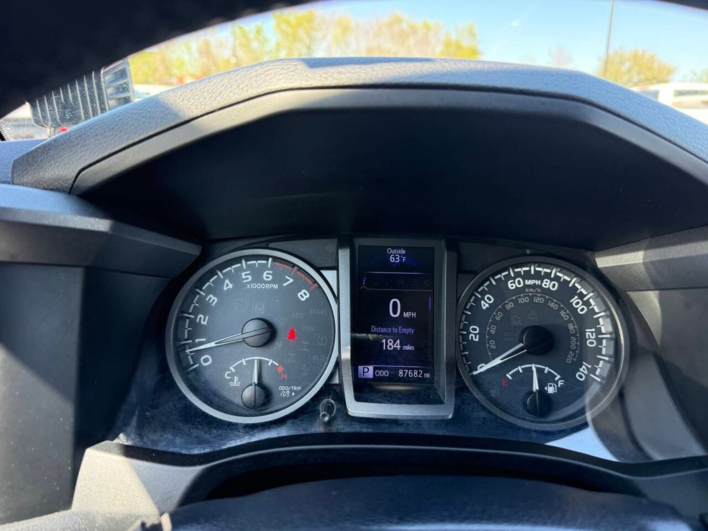 Toyota Tacoma 2WD Vehicle Full-screen Gallery Image 32