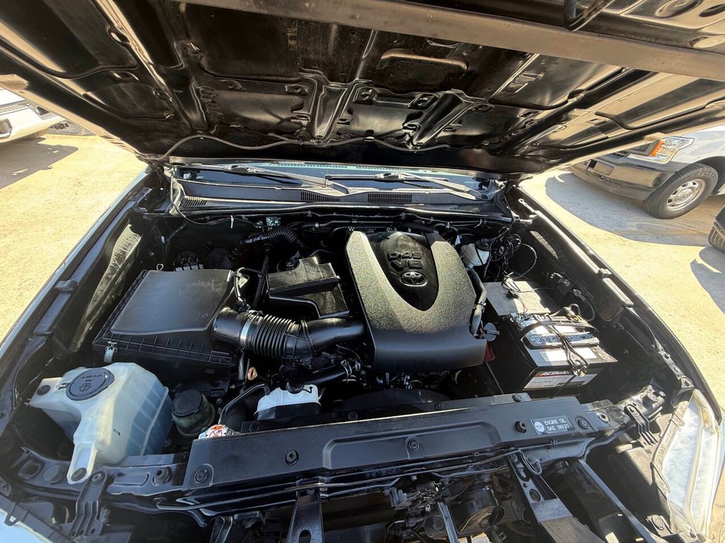 Toyota Tacoma 2WD Vehicle Full-screen Gallery Image 35