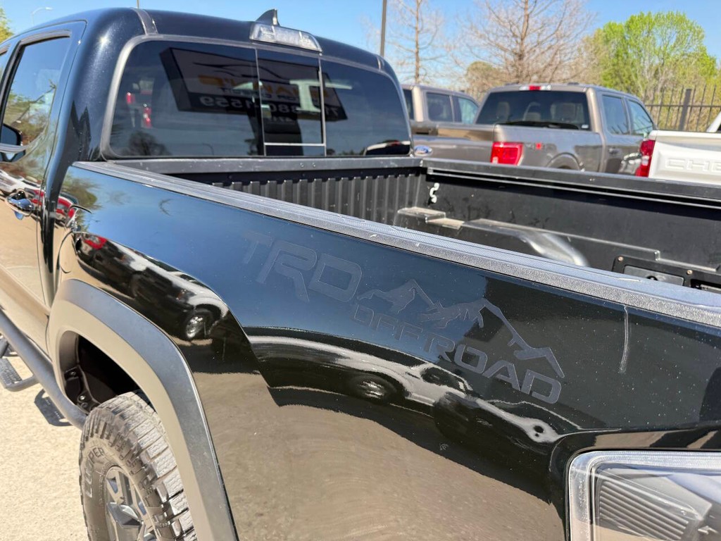 Toyota Tacoma 2WD Vehicle Full-screen Gallery Image 37