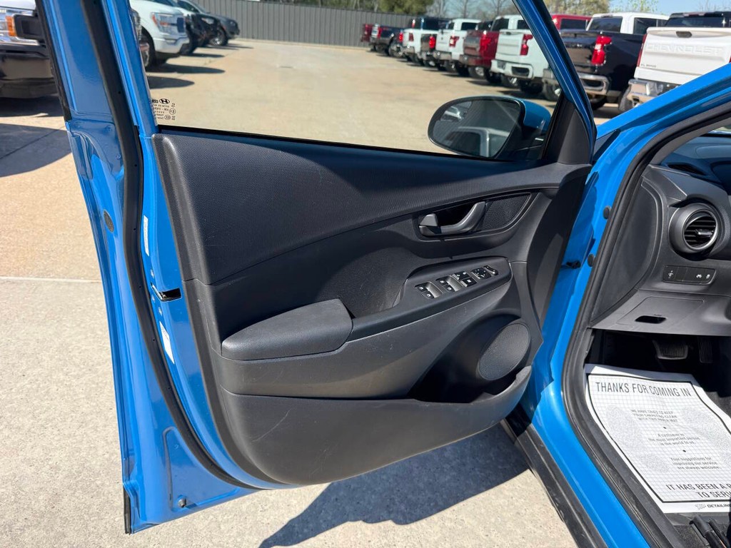 Hyundai Kona Vehicle Full-screen Gallery Image 08