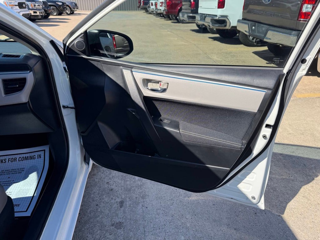 Toyota Corolla Vehicle Full-screen Gallery Image 11