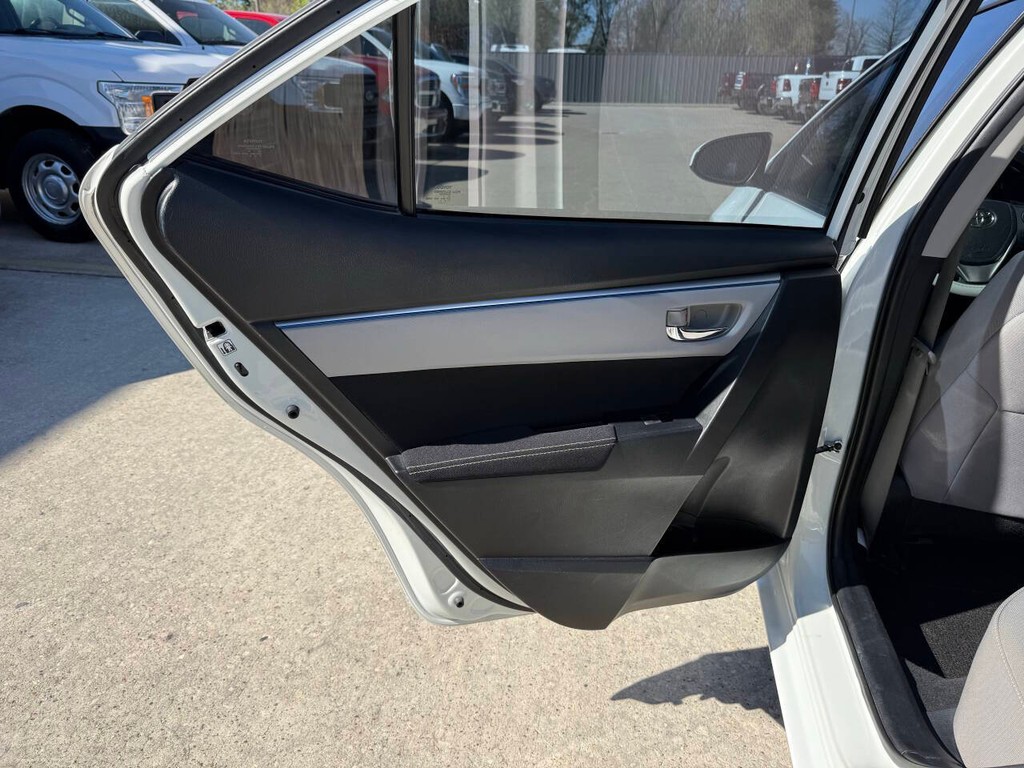 Toyota Corolla Vehicle Full-screen Gallery Image 14