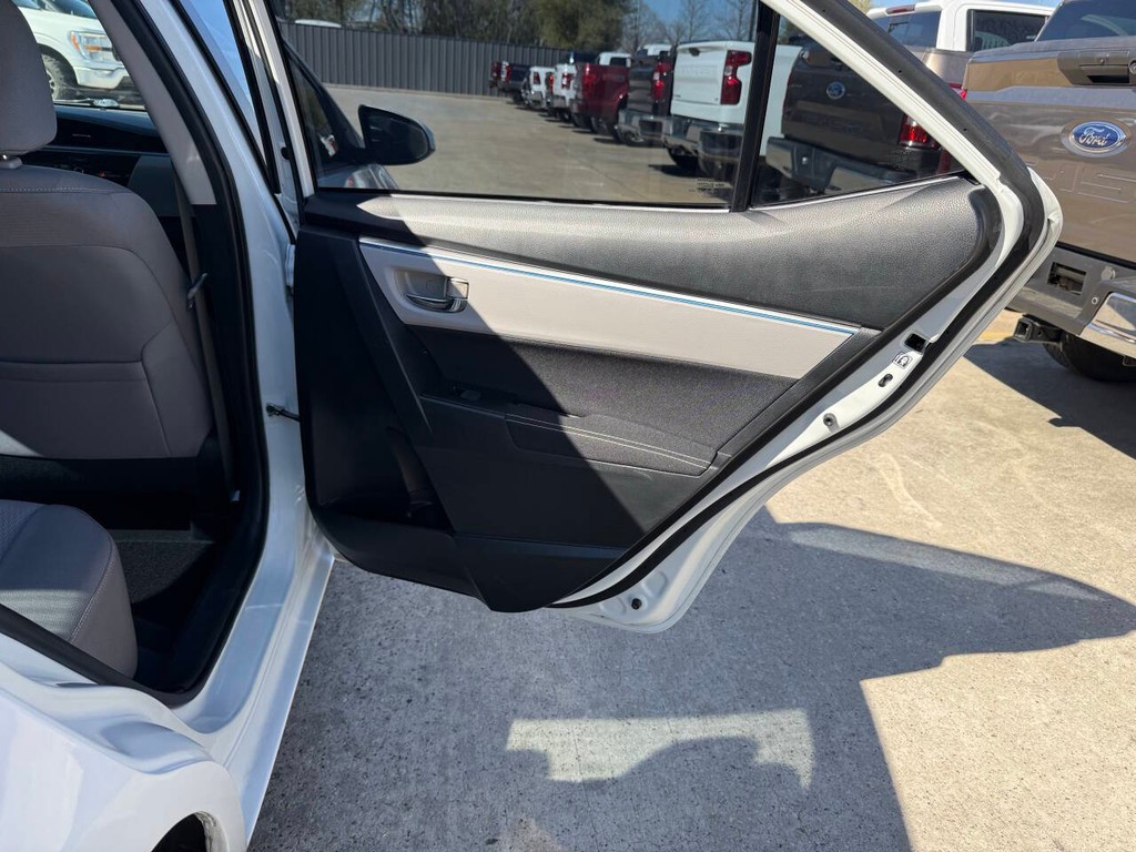 Toyota Corolla Vehicle Full-screen Gallery Image 16