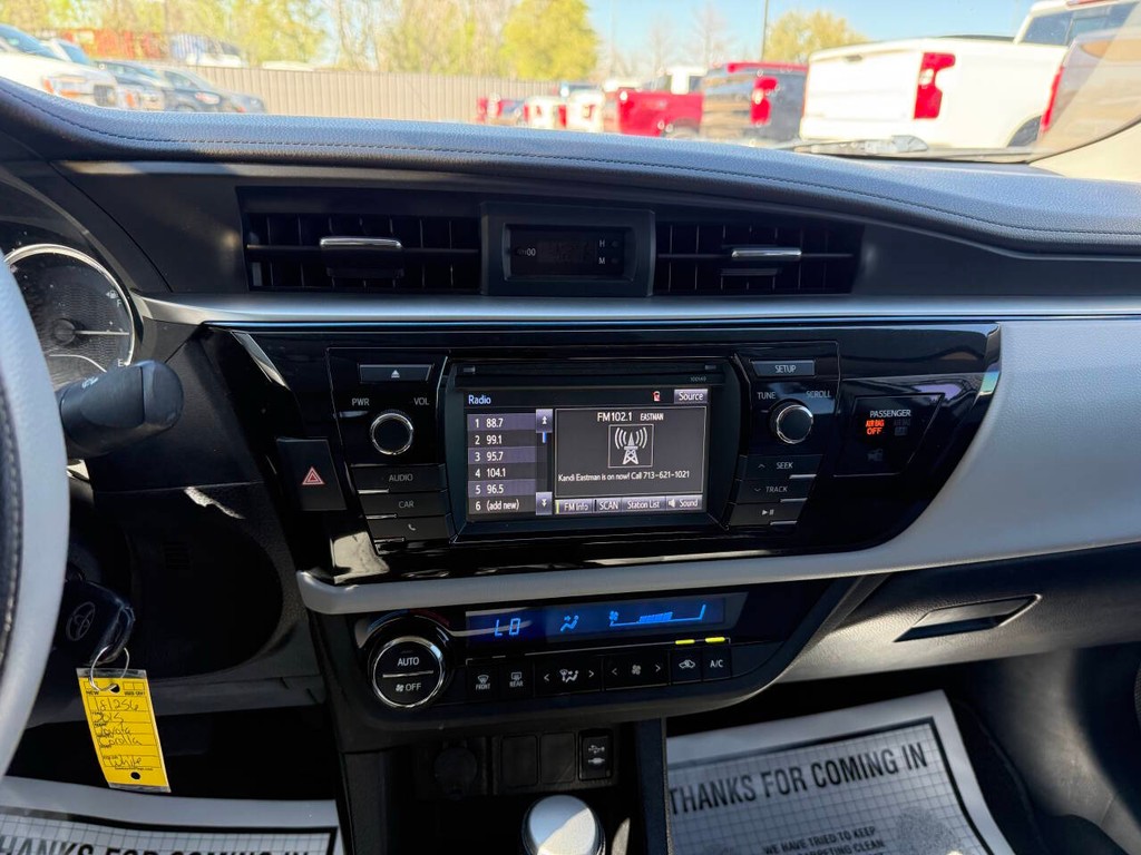 Toyota Corolla Vehicle Full-screen Gallery Image 24