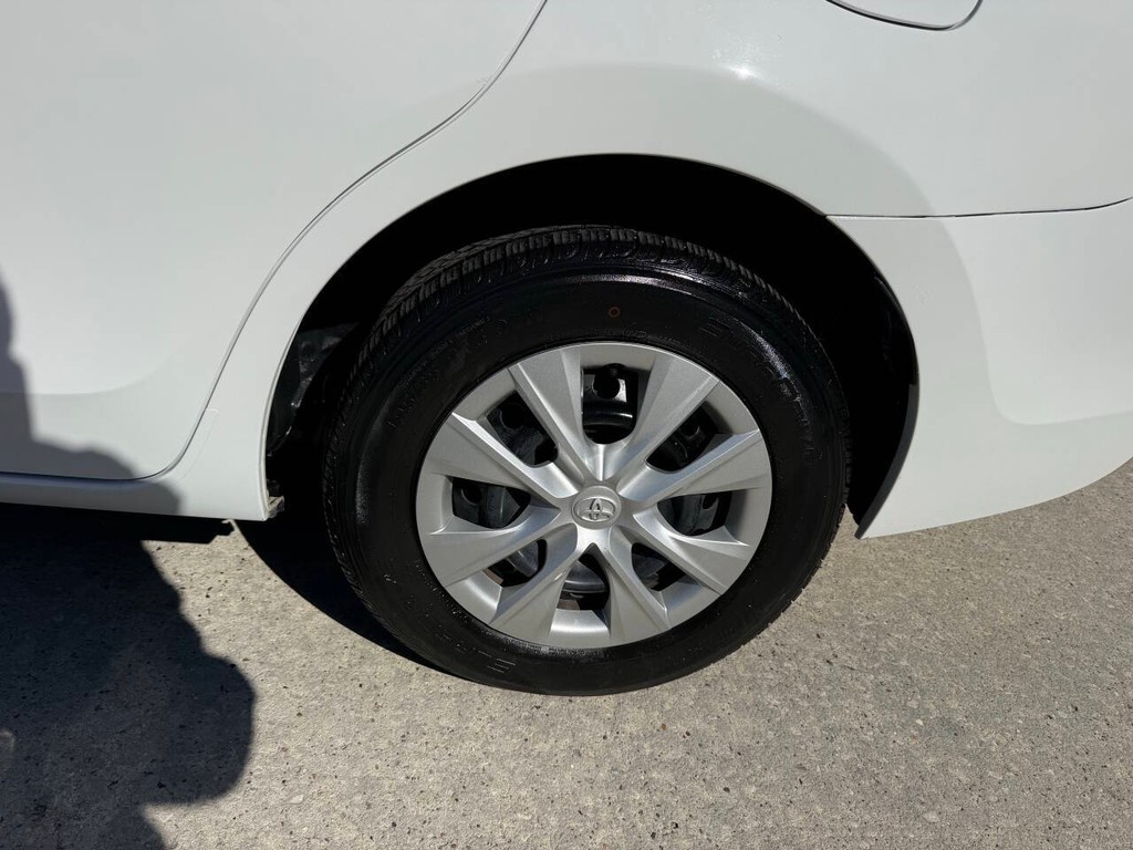 Toyota Corolla Vehicle Full-screen Gallery Image 35