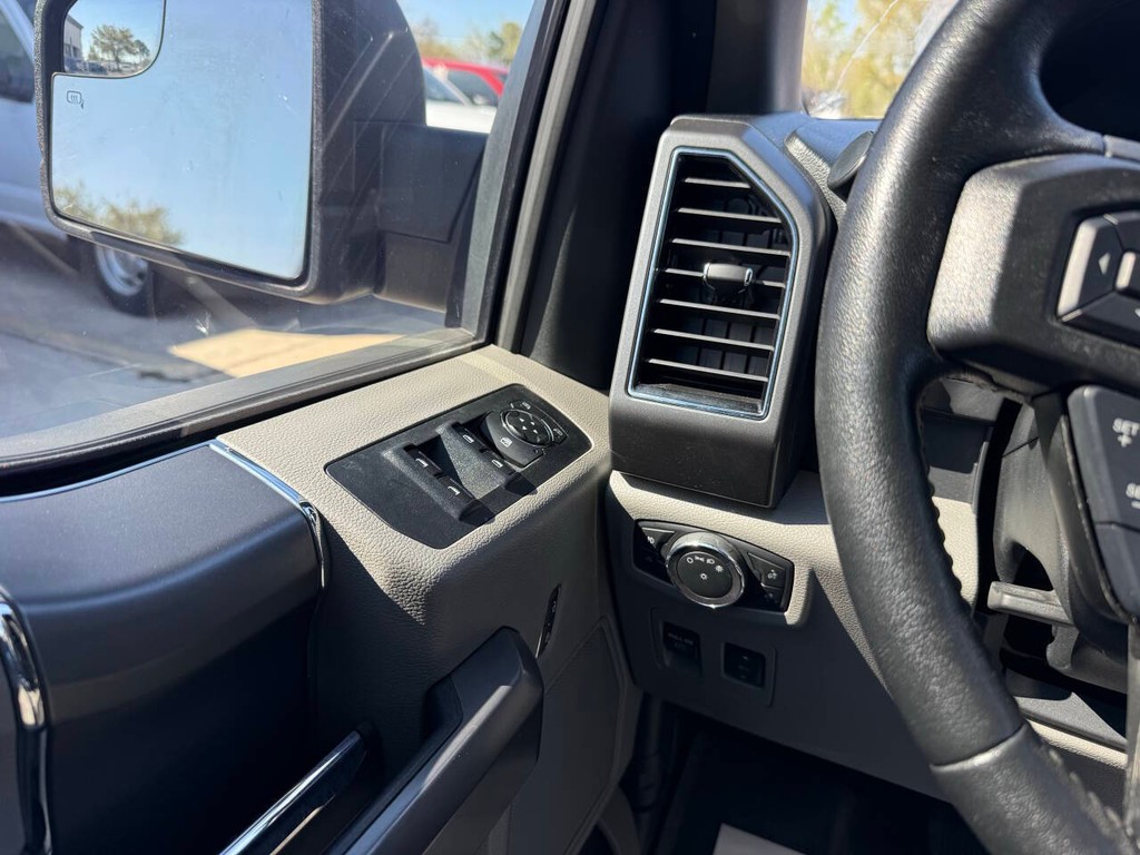 Ford F-150 Vehicle Full-screen Gallery Image 30