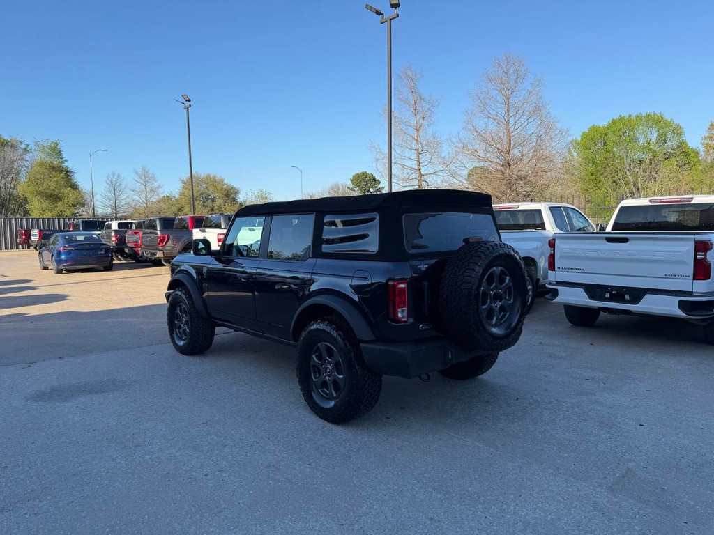 Ford Bronco Vehicle Full-screen Gallery Image 04
