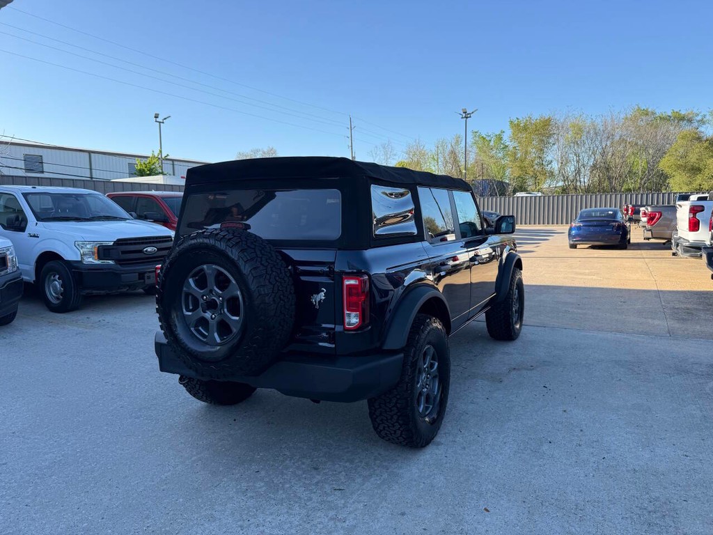Ford Bronco Vehicle Full-screen Gallery Image 05
