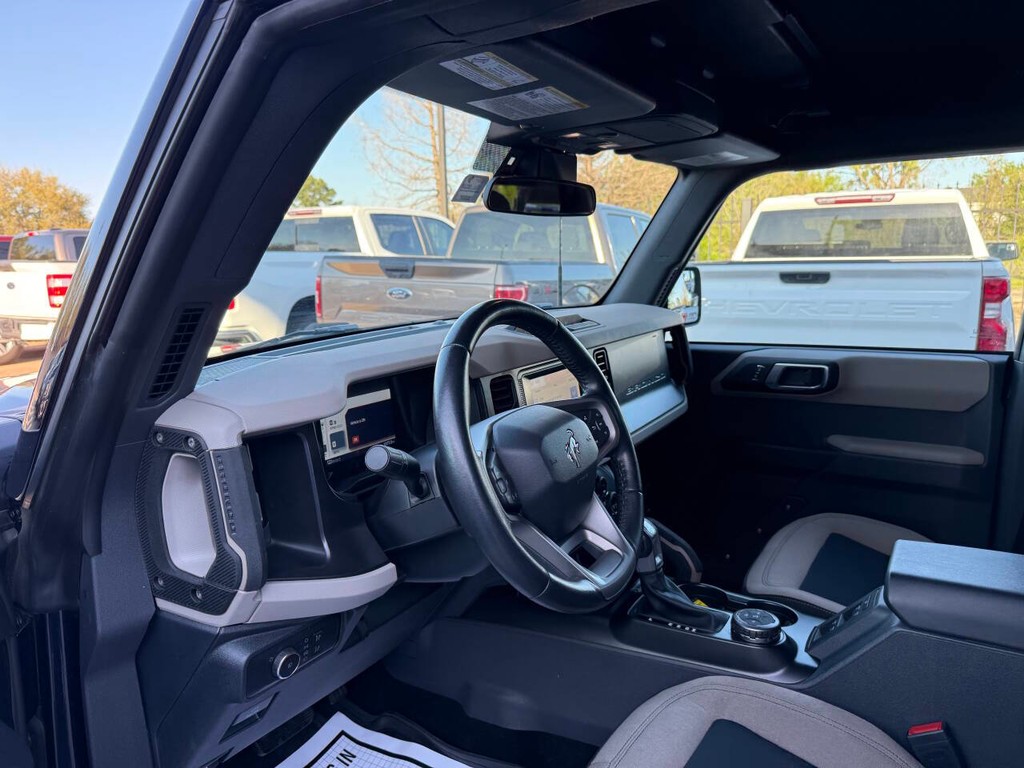 Ford Bronco Vehicle Full-screen Gallery Image 06