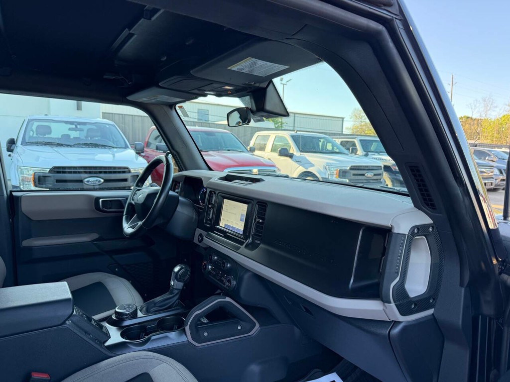 Ford Bronco Vehicle Full-screen Gallery Image 09