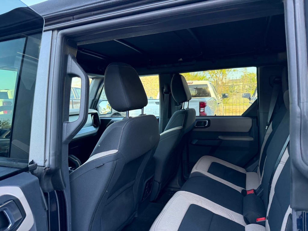 Ford Bronco Vehicle Full-screen Gallery Image 12