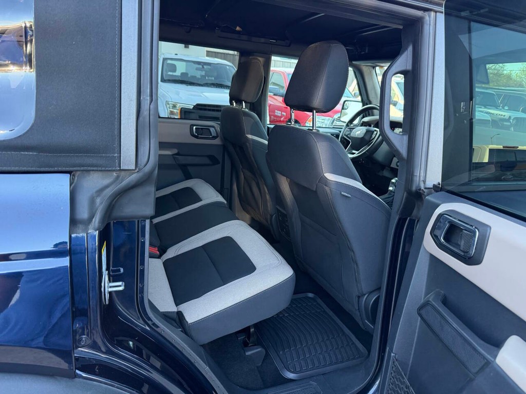 Ford Bronco Vehicle Full-screen Gallery Image 15