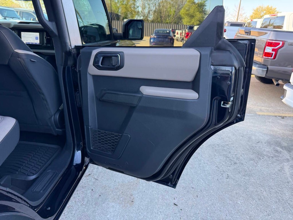 Ford Bronco Vehicle Full-screen Gallery Image 16