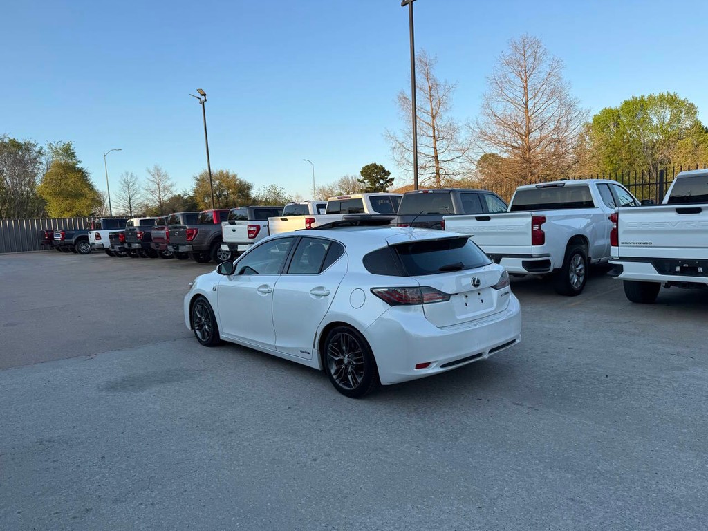 Lexus CT 200h Vehicle Full-screen Gallery Image 04