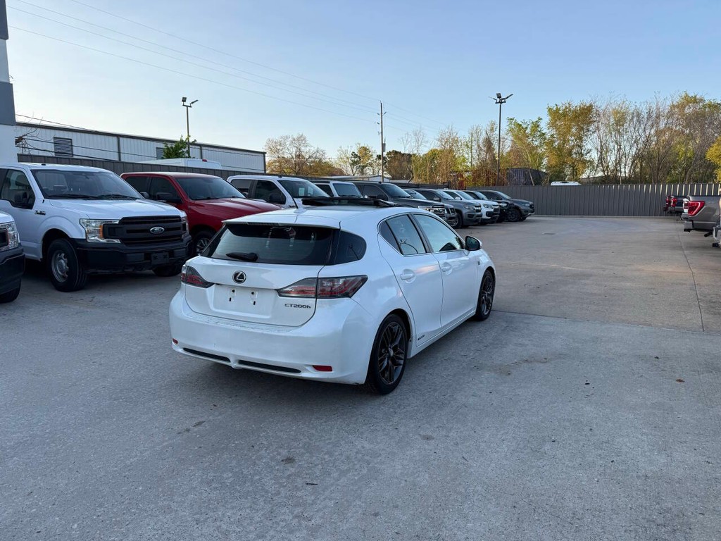 Lexus CT 200h Vehicle Full-screen Gallery Image 05