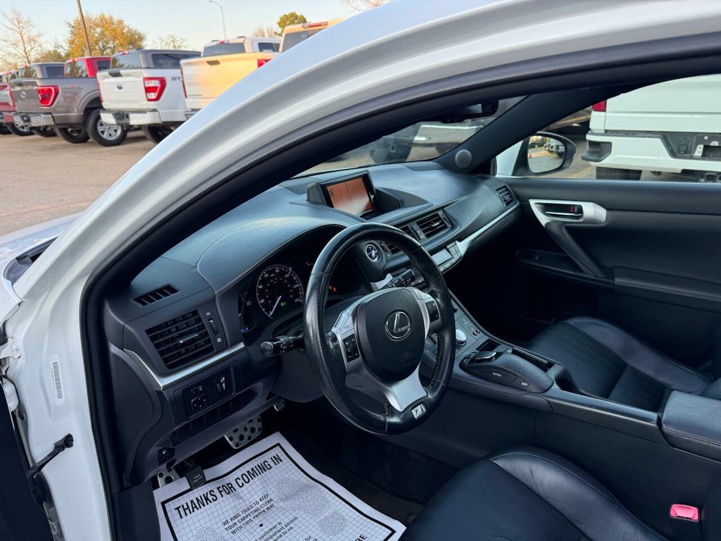 Lexus CT 200h Vehicle Full-screen Gallery Image 06