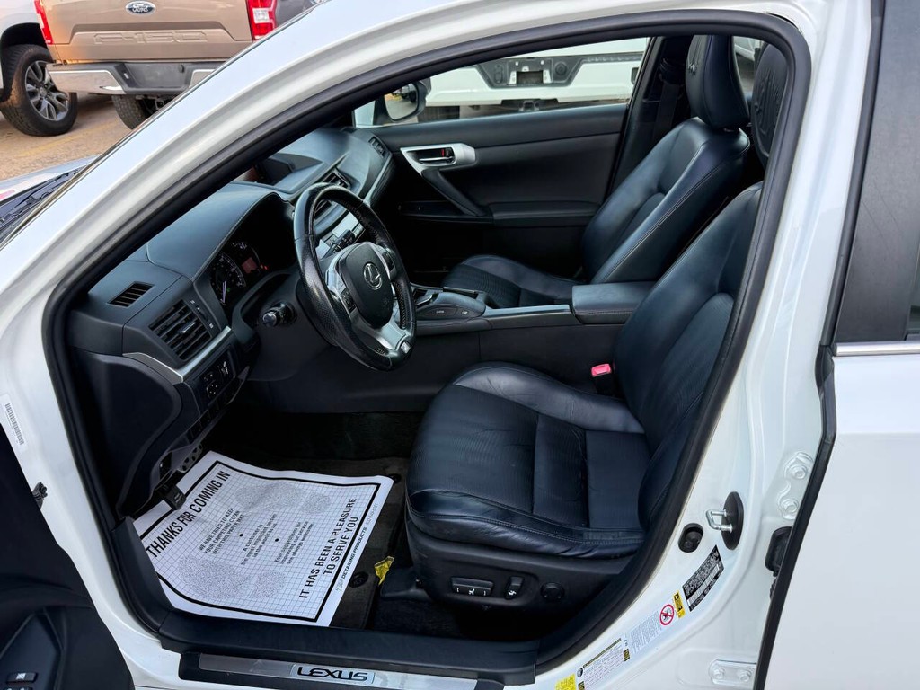 Lexus CT 200h Vehicle Full-screen Gallery Image 07