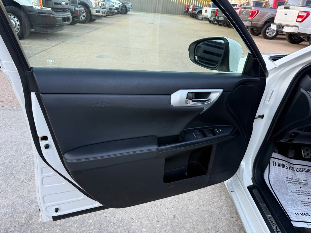 Lexus CT 200h Vehicle Full-screen Gallery Image 08