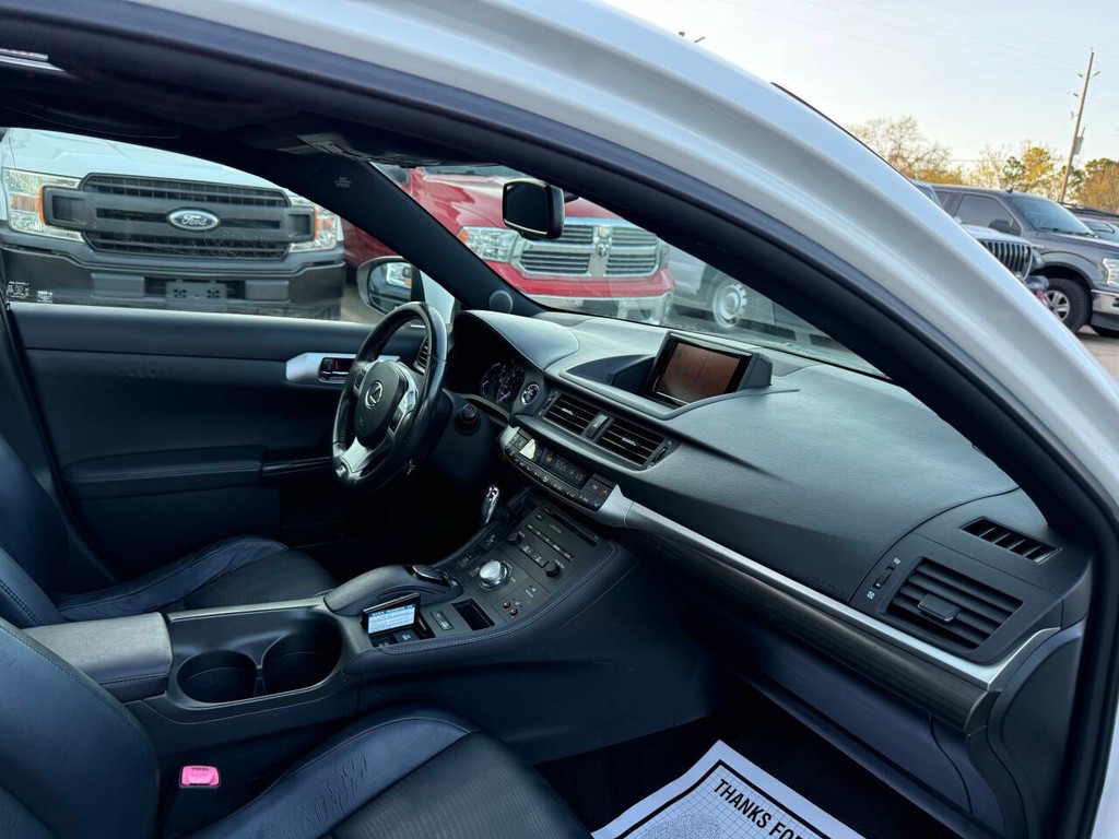 Lexus CT 200h Vehicle Full-screen Gallery Image 09