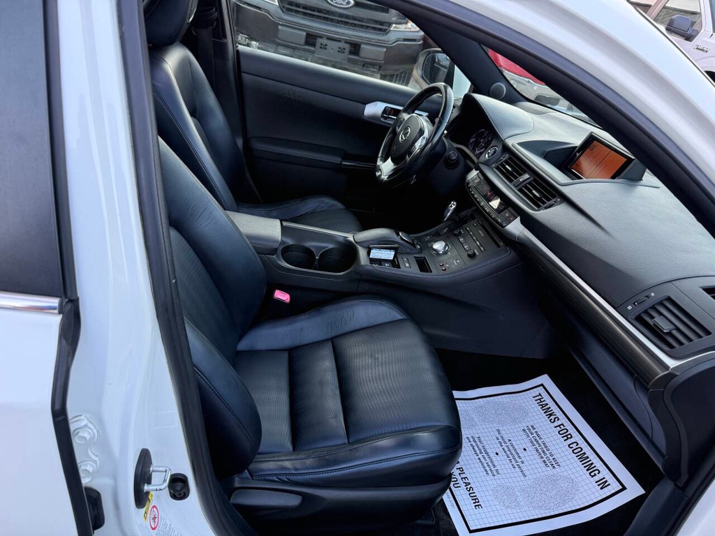 Lexus CT 200h Vehicle Full-screen Gallery Image 10