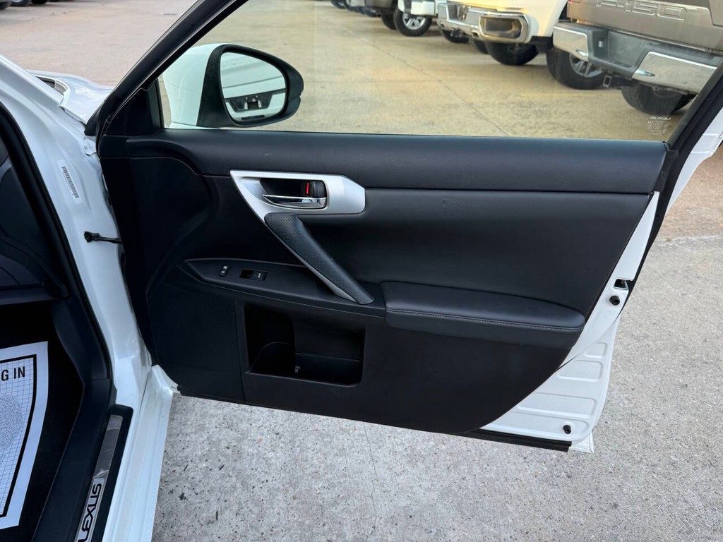 Lexus CT 200h Vehicle Full-screen Gallery Image 11