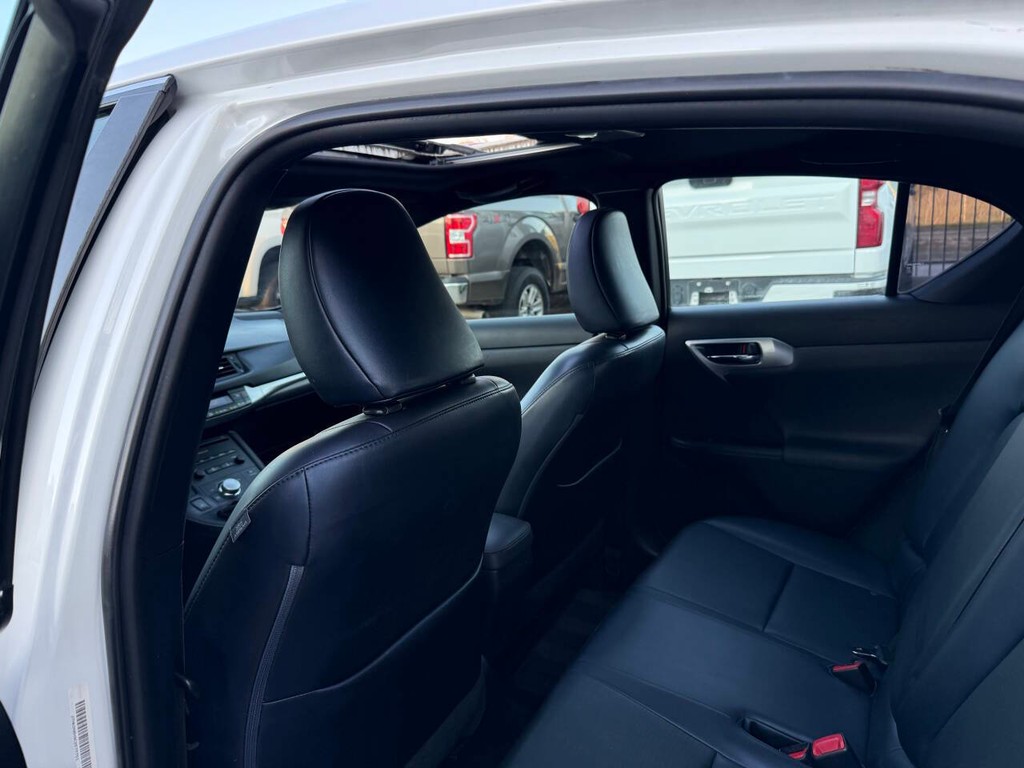 Lexus CT 200h Vehicle Full-screen Gallery Image 12