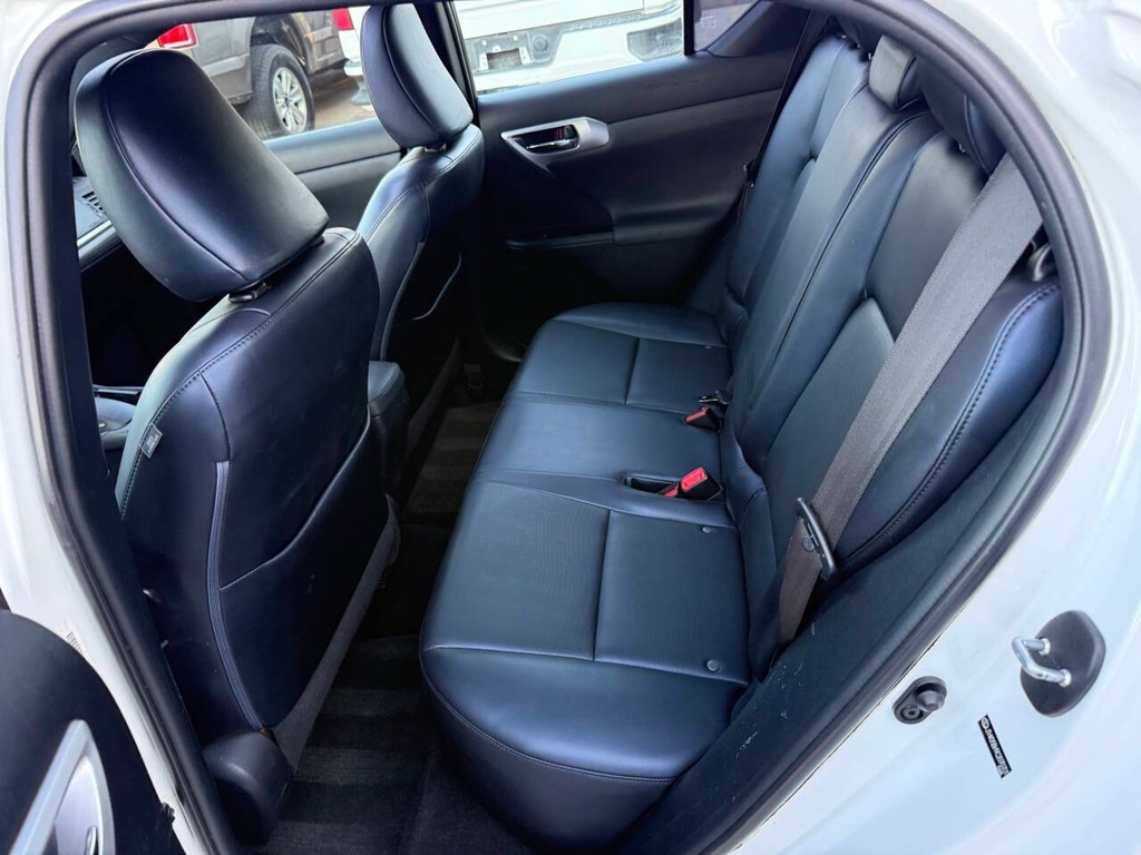 Lexus CT 200h Vehicle Full-screen Gallery Image 13