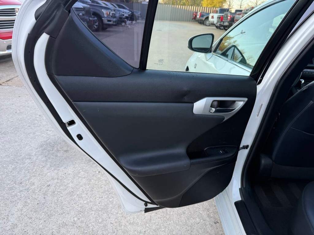 Lexus CT 200h Vehicle Full-screen Gallery Image 14