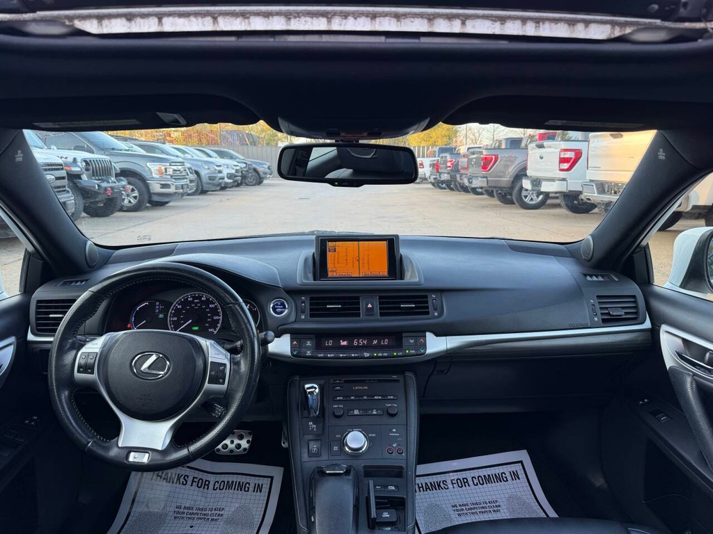 Lexus CT 200h Vehicle Full-screen Gallery Image 17