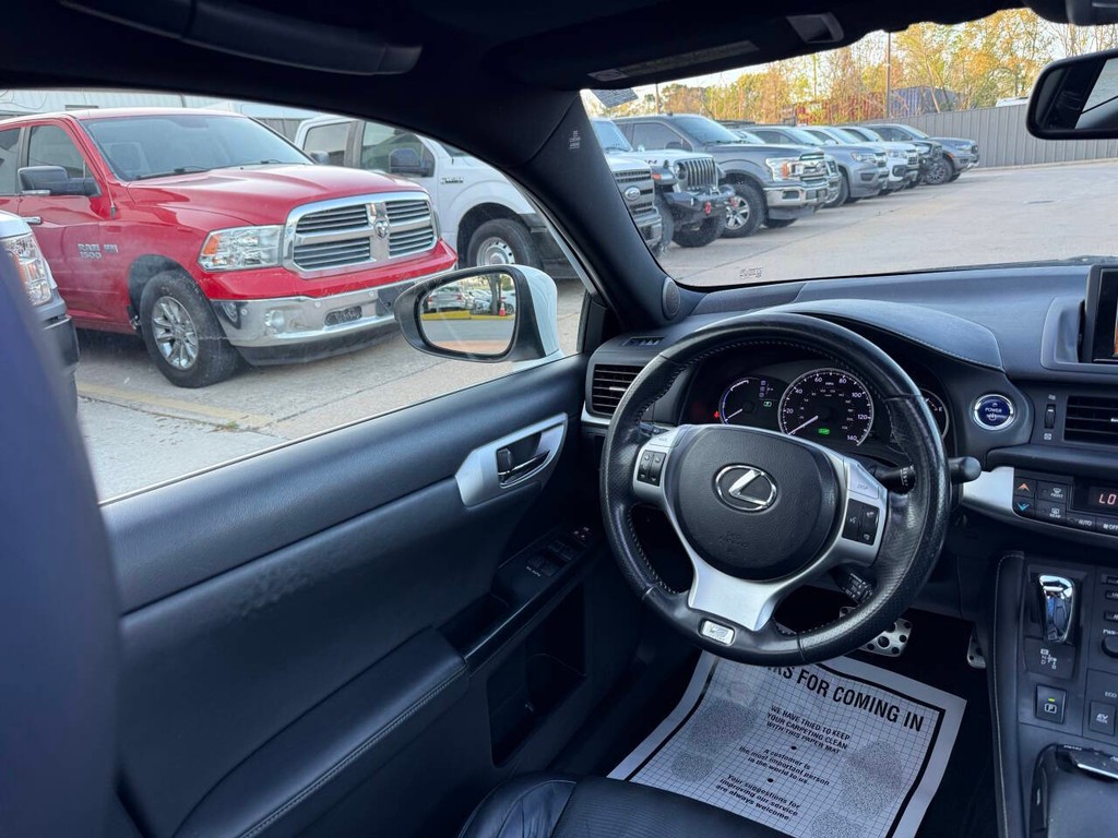 Lexus CT 200h Vehicle Full-screen Gallery Image 19